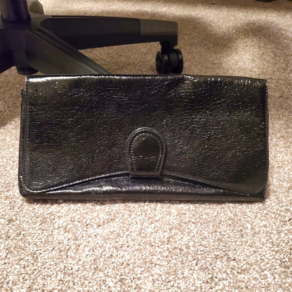 12/$30  👜   EUC faux patent leather oversized clutch